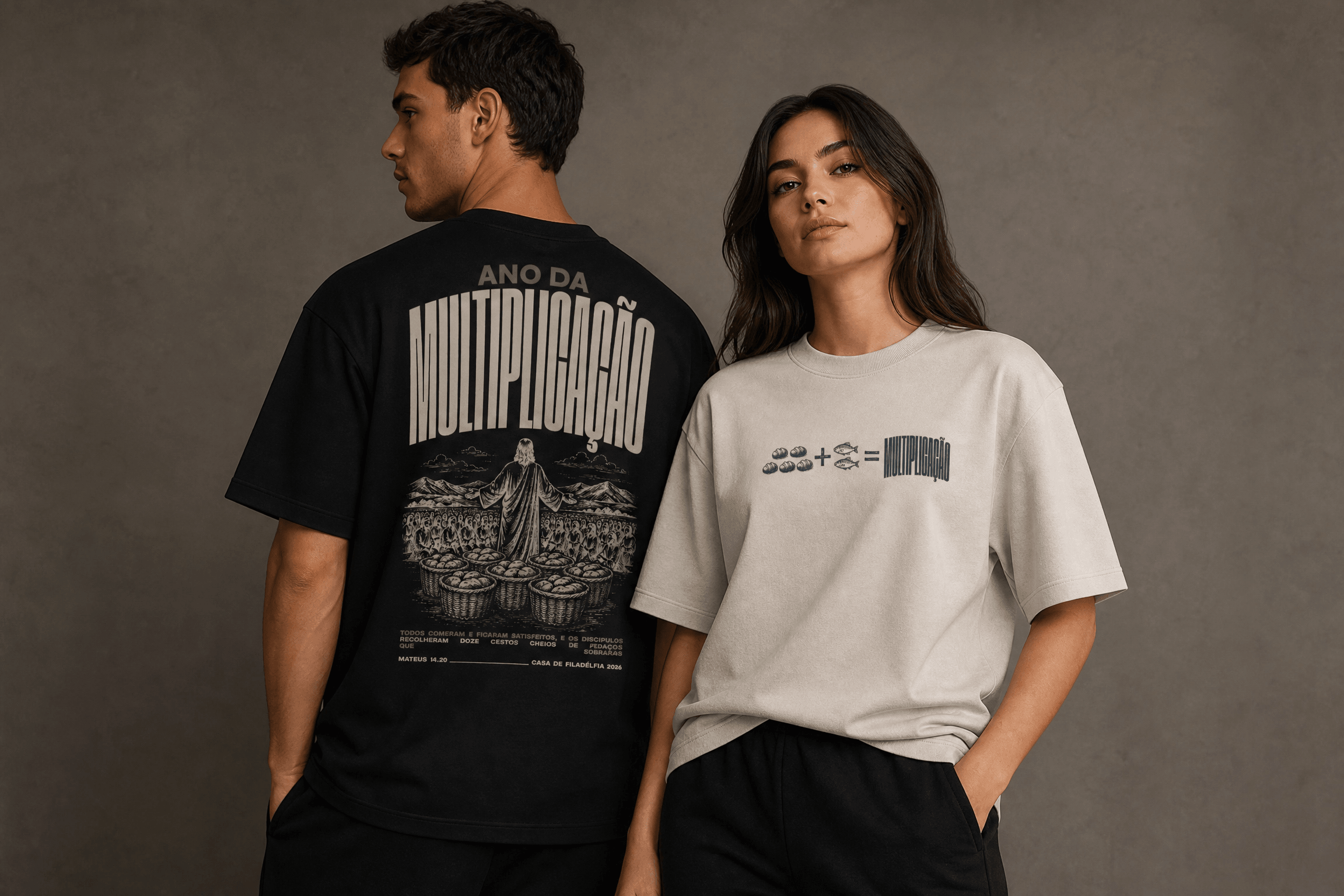 Casal com as camisetas Preta (costas) e Off-White (frente) da coleção Multiplicação