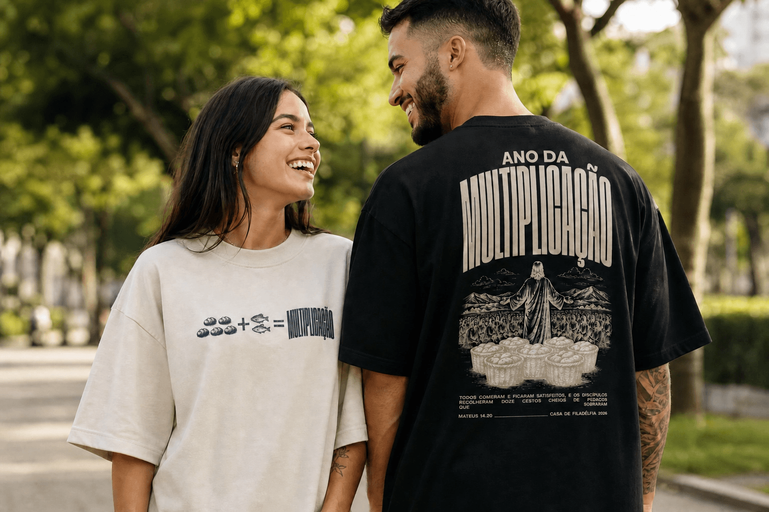 Casal no parque com as camisetas da coleção Multiplicação