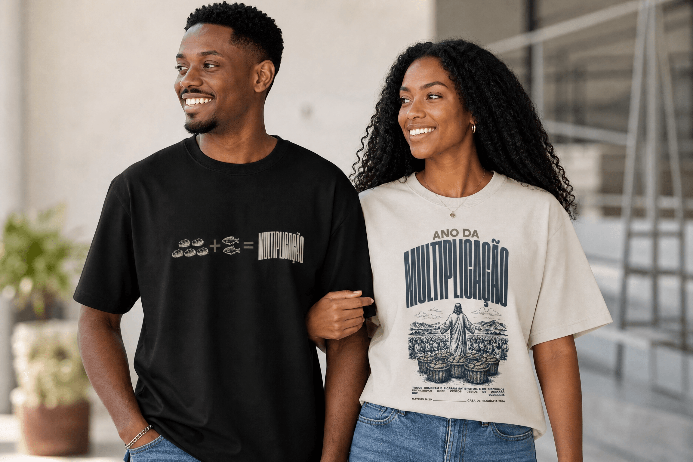 Casal com as camisetas Preta e Off-White da coleção Multiplicação