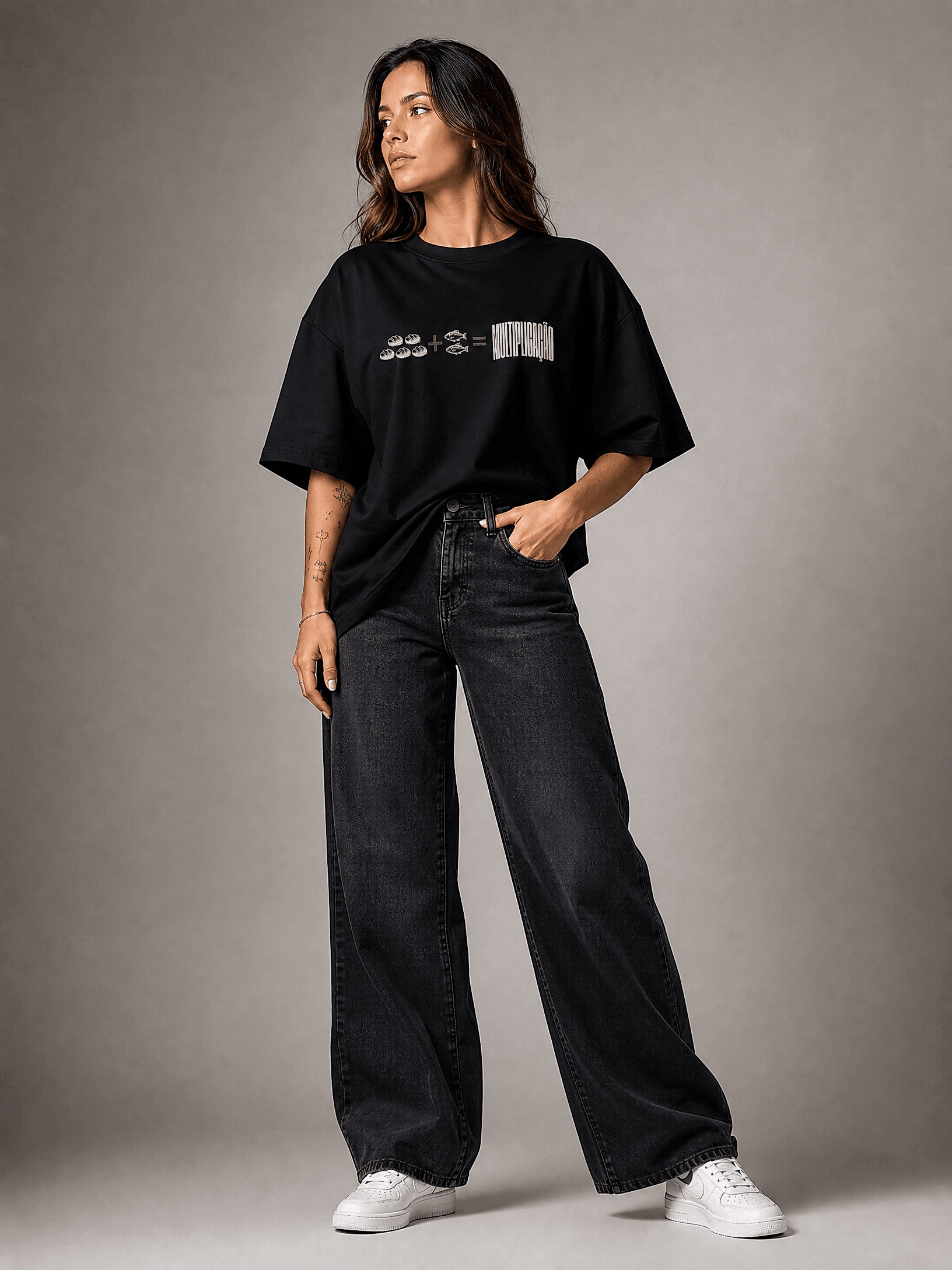 Modelo feminina com camiseta Preta da coleção Multiplicação